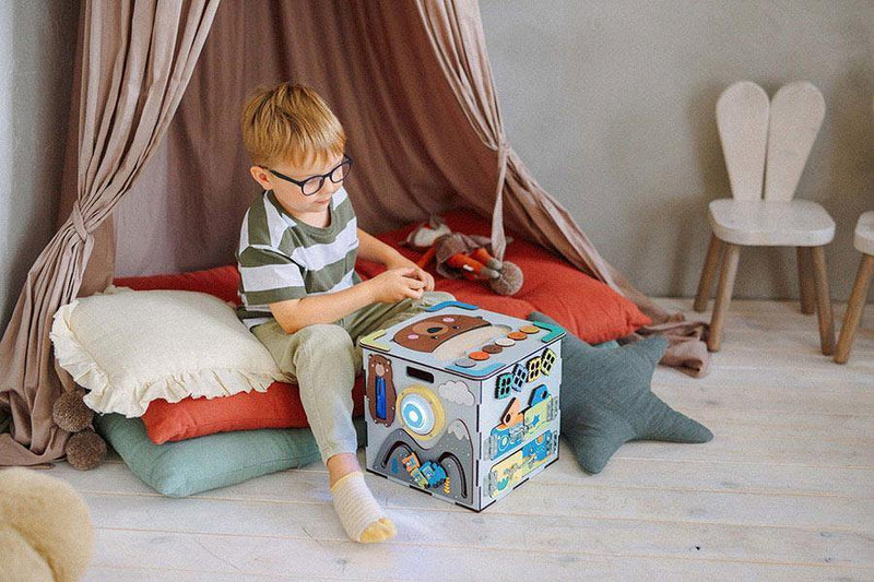 Kostka Bizibox to przede wszystkim świetna zabawka dla dzieci w każdym wieku. Mnogość i różnorodność elementów dostarcza wielu ciekawych wrażeń, pobudza ciekawość i kreatywność. 