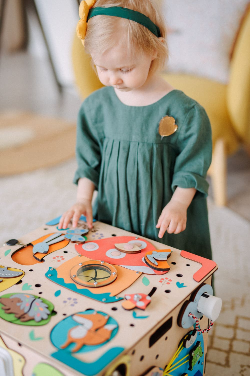 Kostka sensoryczna Bizibox to wielofunkcyjna zabawka. Wielobarwne kształty oraz klocki w puzzlach, ruchome elementy i przedmioty codziennego użytku (zasuwki, zamki, klucze, kontakt z wtyczką) wspomagają rozumienie świata i zaspokajają naturalną ciekawość dzieci.