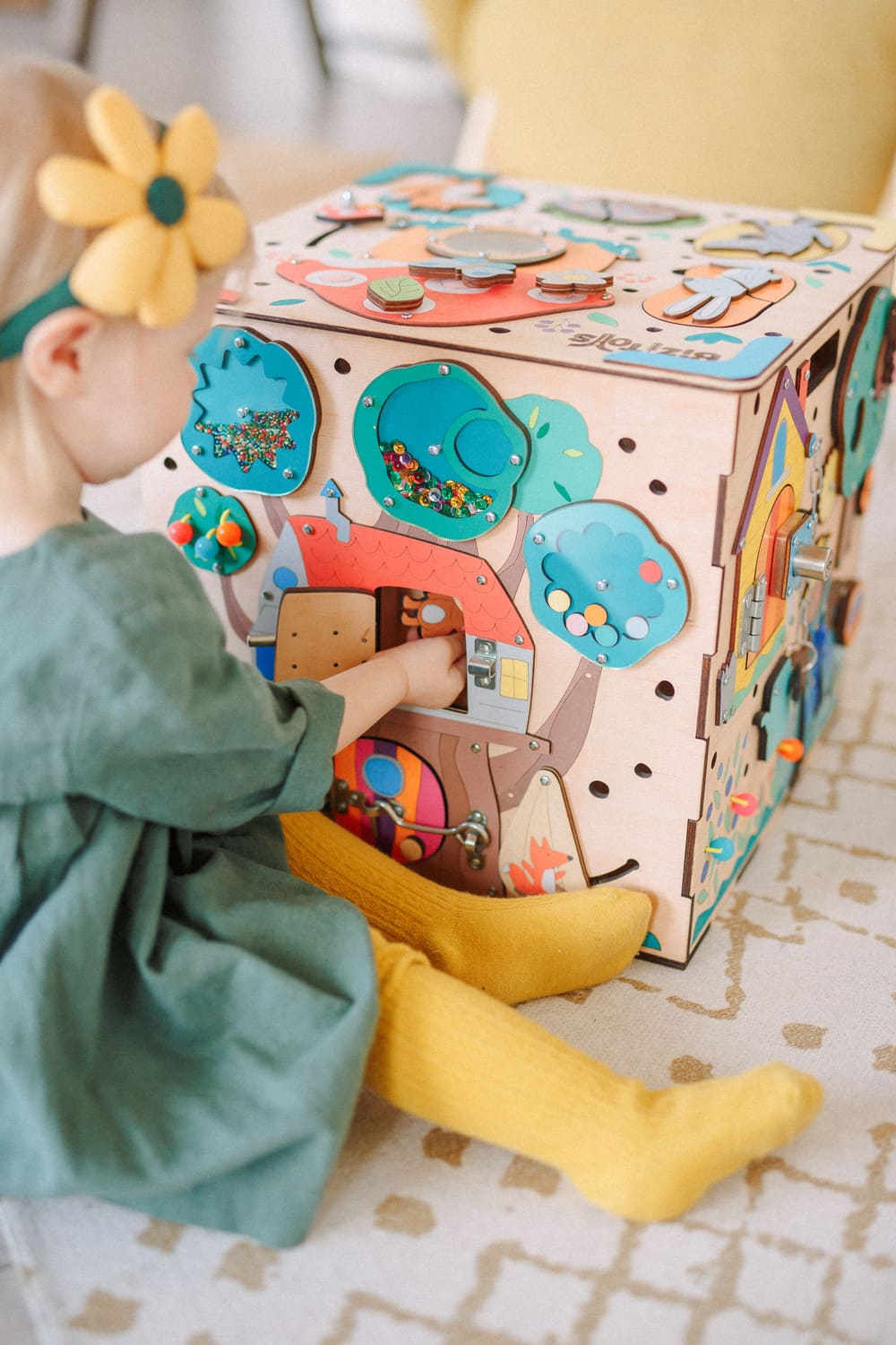 Kostka Bizibox to przede wszystkim świetna zabawka dla dzieci w każdym wieku. Mnogość i różnorodność elementów dostarcza wielu ciekawych wrażeń, pobudza ciekawość i kreatywność. 