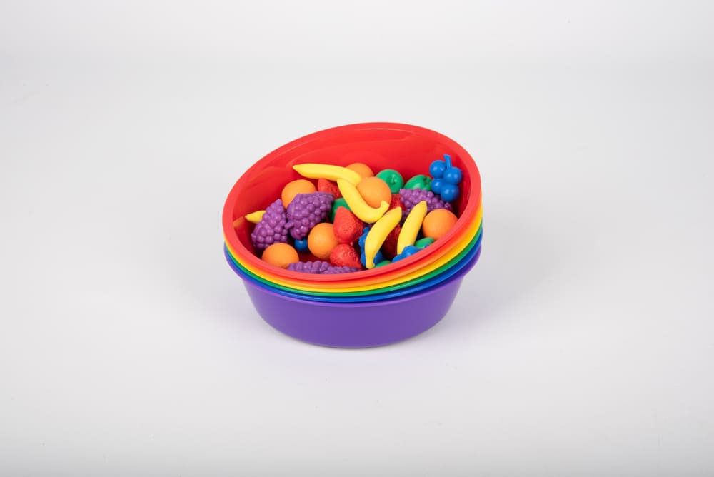 Te kolorowe miseczki wykorzystasz do ćwiczeń sortowania i wprowadzisz w świat barw. W zabawach z ich użyciem dziecko usprawni swoje zdolności manualne.