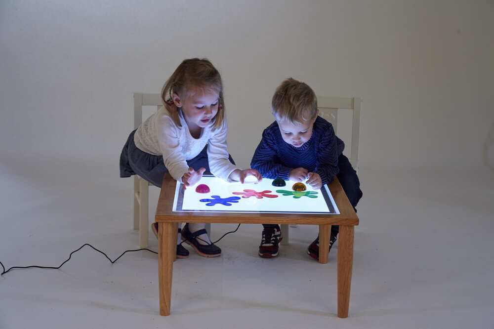 Stolik z panelem świetlnym to doskonałe wyposażenie żłobka i przedszkola. Zapoznaj dzieci z zabawą światłem, która uruchomi ich kreatywność i chęć do poznawania świata.