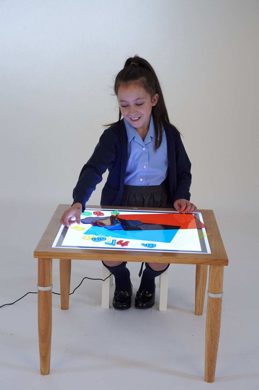 Stolik z panelem świetlnym to znakomite wyposażenie żłobka i przedszkola. Przeprowadź zajęcia sensoryczne, która uruchomią kreatywność dzieci i zachęcą do poznawania świata.