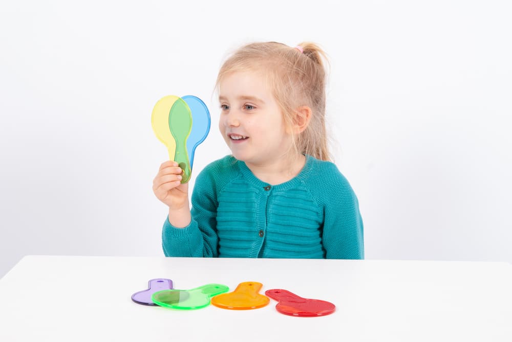 Ciekawy zestaw składający się z tablicy LED oraz transparentnych zabawek. Idealne rozwiązanie do pobudzenia wyobraźni i wyostrzenia zmysłów dziecka.