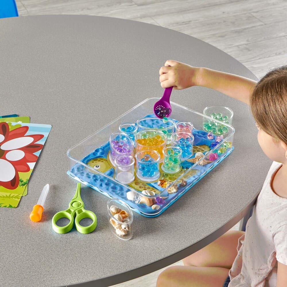 Zawartość kubeczków można porównywać i przeliczać, zabawka wspiera też umiejętność rozpoznawania kształtów.