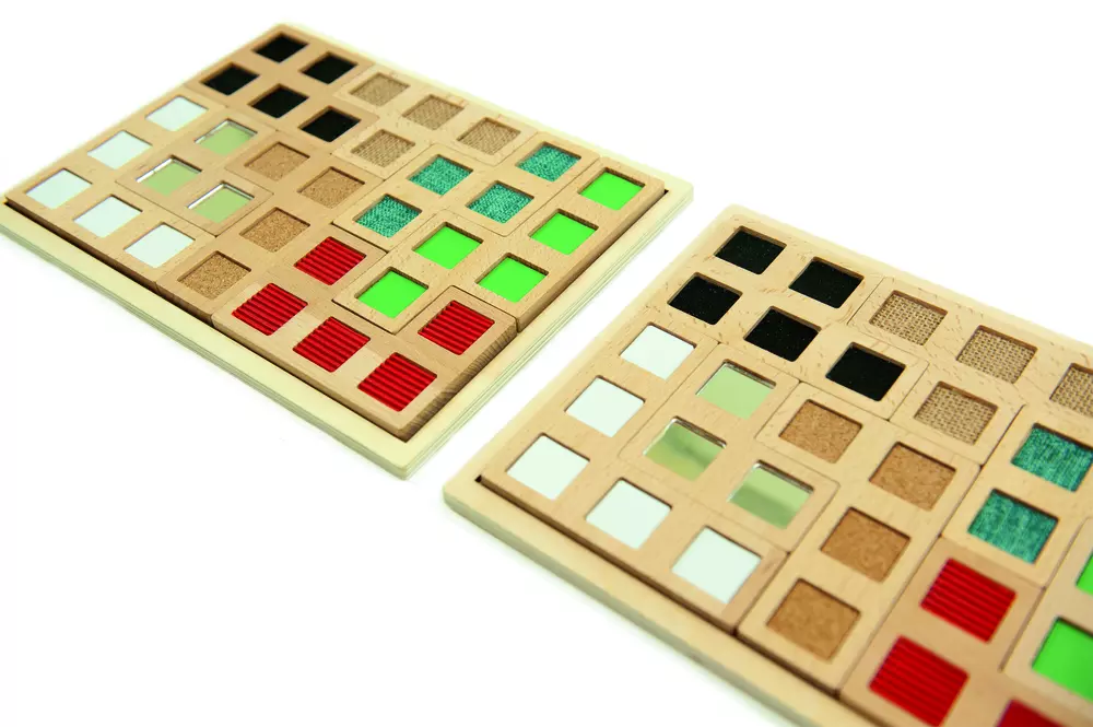 Sensoryczne puzzle z teksturami mają różne kolory, dostarczają wrażeń percepcji wzrokowej i wpływają na jej rozwój.