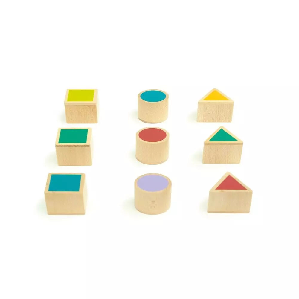 Zestaw Sortowanie – wagi, kolory i kształty składa się z trzech rodzajów figur: koła, trójkąta i kwadrata.