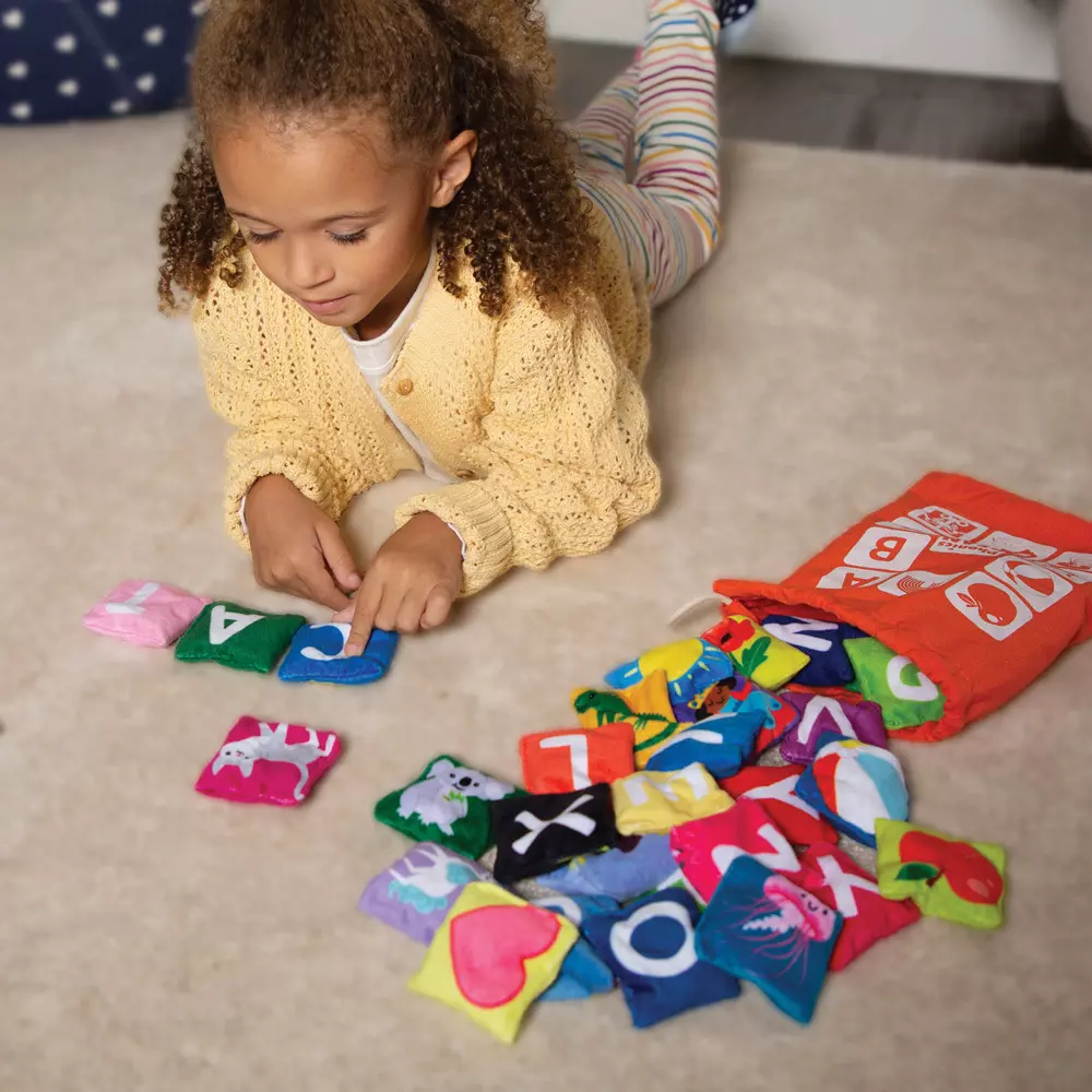 Zabawa woreczkami „Zośka” może pomóc zapamiętać litery i ćwiczyć ich rozpoznawanie.